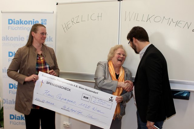 Pfarrerin Ingrid Vogel überreicht einen Spendenscheck über 2.500 Euro an Einrichtungsleiter Nicolas Gampert