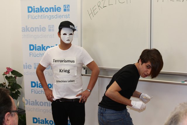 Hassan und Tarek haben eine Pantomime gegen Gewalt, Terrorismus und Krieg einstudiert