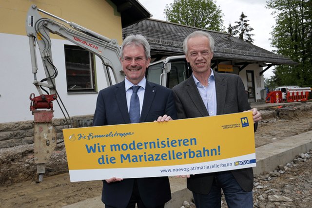 Der Bahnhof Kirchberg/Pielach wird modernisiert und fit für die Zukunft gemacht, im Bild: Verkehrslandesrat Karl Wilfing und NÖVOG Geschäftsführer Gerhard Stindl. (© NÖVOG/Luger)