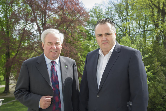 Landeshauptmann Hermann Schützenhöfer  (li.) begrüßte Bundesminister Hans Peter Doskozil in der Grazer Burg. | Foto: Foto Fischer