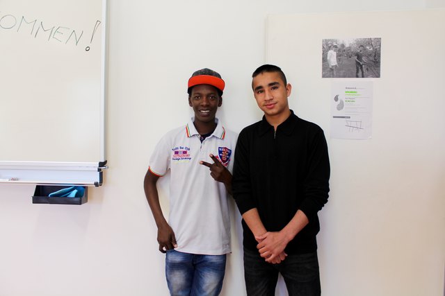 Endlich angekommen: Morrikebba (17, li.) stammt aus Gambia, Tawid (16) aus Afghanistan. Beide haben zuvor Monate im Lager Traiskirchen verbracht