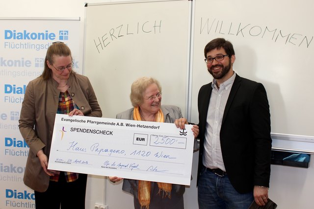 Pfarrerin Ingrid Vogel überreicht einen Spendenscheck über 2.500 Euro an Einrichtungsleiter Nicolas Gampert