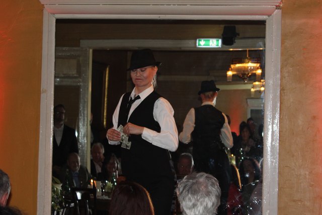 Noch jugendfrei - die Burlesque-Show der blonden Schönheit.