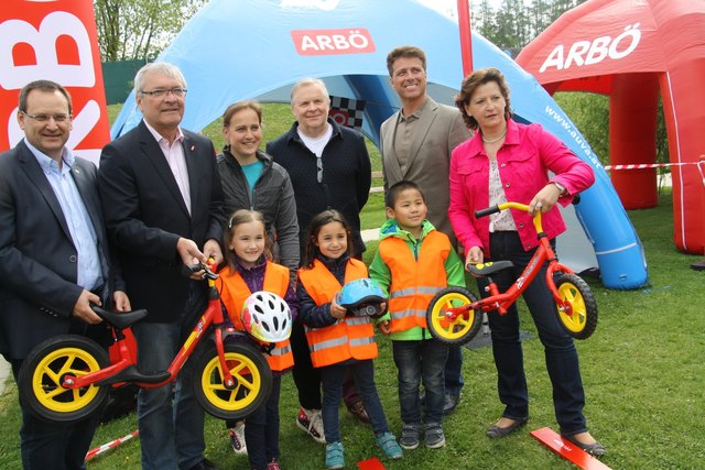 Hannes Karpjuk, Klaus Eichberger, Doris Breithuber, Werner Koch, Werner Baumann und Ursula Lackner bei der Fahrradübergabe an den Kindergarten Seiersberg.