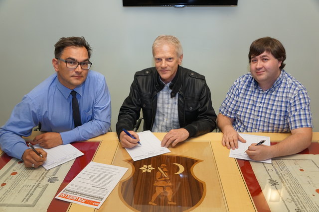 Die Fraktionschefs der Regierungsparteien unterschreiben die von der SPÖ aufgelegte Liste. | Foto: KK