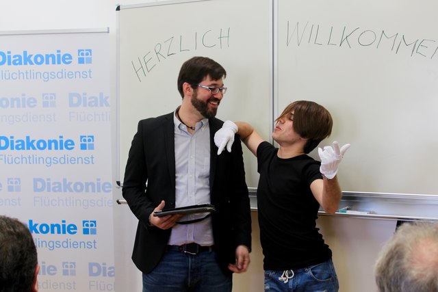 Hassan und Tarek haben eine Pantomime gegen Gewalt, Terrorismus und Krieg einstudiert - Nicolas Gampert dankt den beiden Hausbewohnern