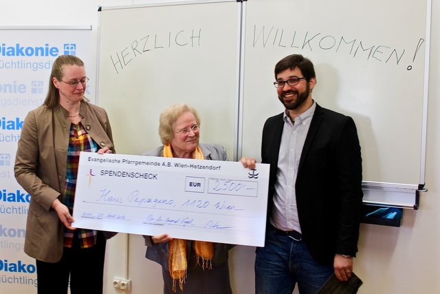 Pfarrerin Ingrid Vogel überreicht einen Spendenscheck über 2.500 Euro an Einrichtungsleiter Nicolas Gampert