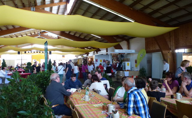 Das "Kulinarium" lädt die Besucher zu einer kurzen Rast ein, bevor es weiter auf Erkundungstour durch die vielen Stände geht. | Foto: Messe Braunau