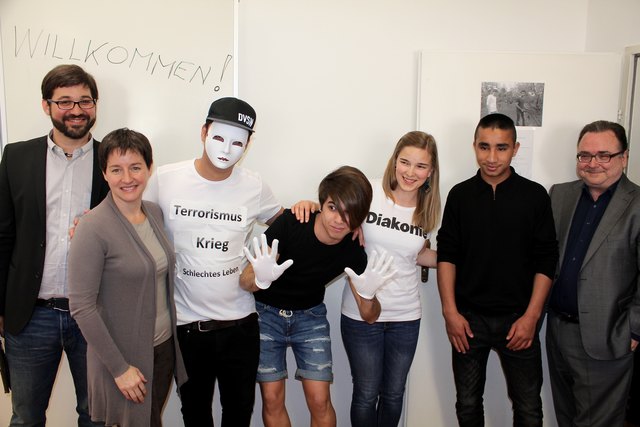 Nicolas Gampert, Sonja Wehsely, Hassan, Tarek, Laura, Tawid und Michael Chalupka (v.li.n.re.)