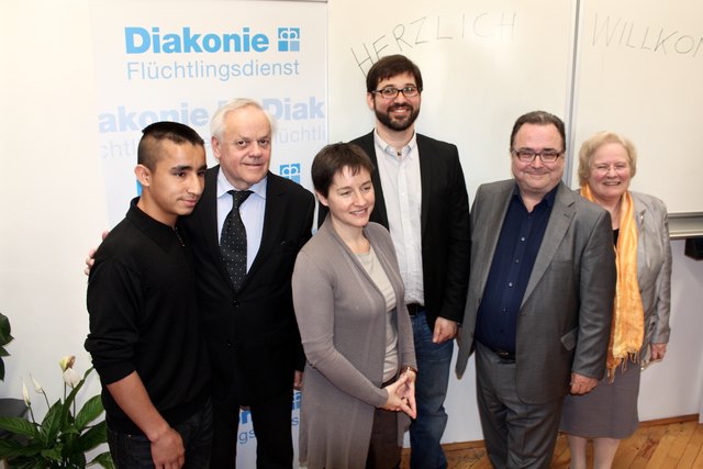 Bewohner Tawid (16), Volksoperndiretor Robert Meyer, Sonja Wehsely, Nicolas Gampert, Michael Chalupka und Pfarrerin Ingrid Vogel (v.li.n.re.)