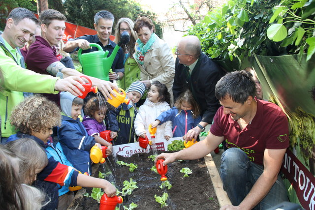 Nach dem Pflanzen des Grazer Krauthäuptels kommt das Gießen. Da halfen alle mit: Markus Hillebrand, Kurt Hohensinner, Maria Pein, Fritz Rauer, Andreas Reiter und die Kinder des Grazer Kindergartens Kaiser-Franz-Josef Kai