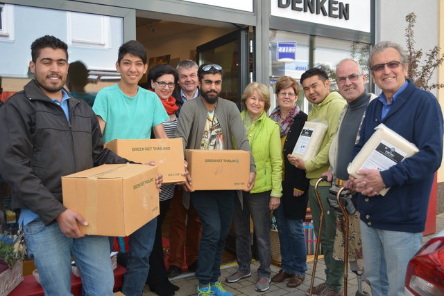 Flüchtlinge helfen Anna Glanz, Walter Fritz, Elisabeth Danzinger Heidi Reidlinger, Hans Leichtfried und Walter Bein beim Verladen der Reiskartons.