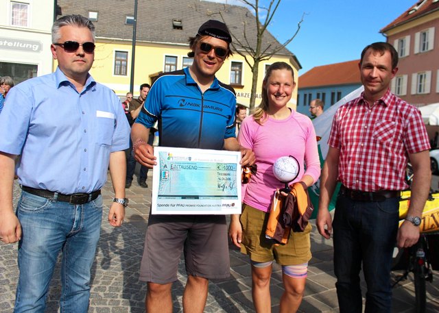 Von Bürgermeister Wolfgang Zingl und Finanzreferent Günter Glatz gab es einen Spendenscheck in Höhe von 1.000 Euro.