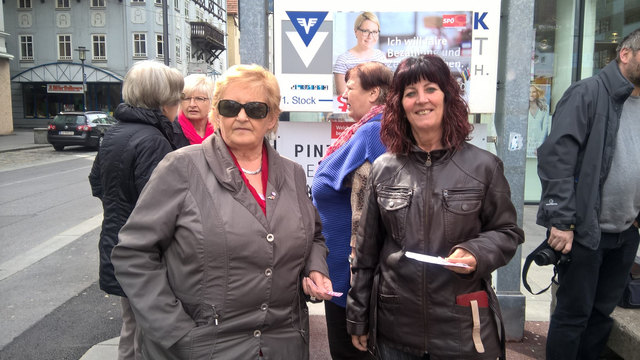SPÖ-Bezirksfrauenvorsitzende Brigitte Trötzmüller (li.) und Helga Fink bei der Befragungsaktion in Landeck. | Foto: SPÖ