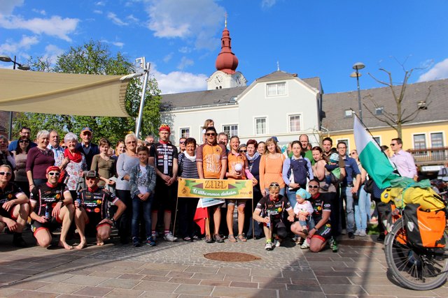 Mit einem großen Empfang wurden die beiden "Weltumradler" in Friedberg willkommen geheißen.