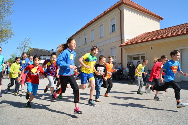 Die Kids der Volksschule liefen für die krebserkrankte Stefanie