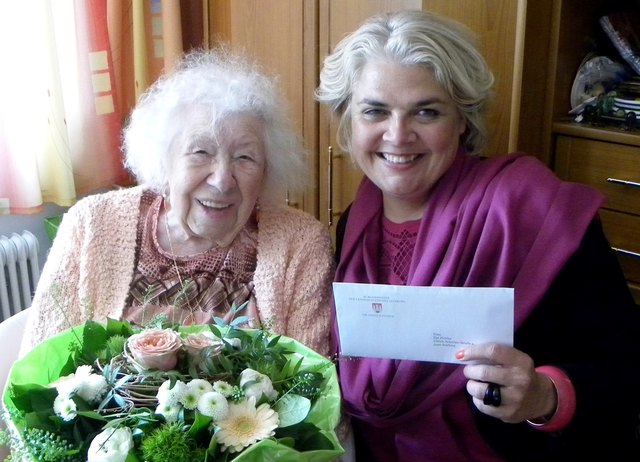 Jubilarin Ilse Pichler mit Vbgm. Anja Hagenauer in ihrer Wohnung nahe der Alpenstraße. | Foto: Stadt Salzburg