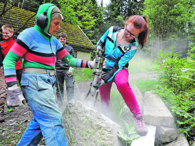 Im Granit-Workshop lernen die Polyschüler, wie man Stein bearbeitet. | Foto: Foto: privat