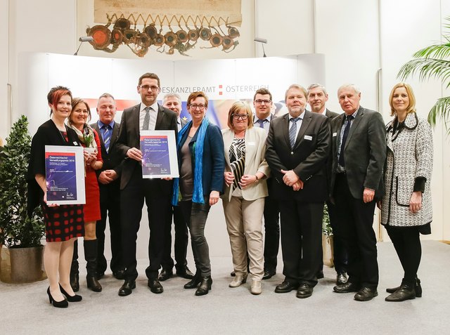 Vertreter der beiden Gemeinden haben die Urkunde in Wien entgegengenommen. | Foto: Foto: Andy Wenzel