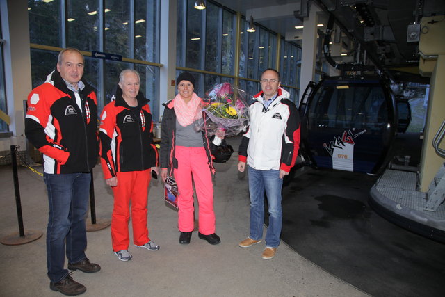 ie Vorstände der Silvrettaseilbahn AG konnten Mitte April den zweimillionsten Gast in der Silvretta Skiarena begrüßen: (v.l.) Paul Konrad, Hannes Parth, zweimillionster Skigast 2015/16 Julia Plug aus Kufstein und Markus Walser. | Foto: TVB Paznaun-Ischgl