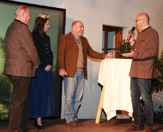 Hatten viel Spaß bei der Siegerehrung: Weinbaupräsident Franz Backknecht, Weinkönigin Christina Hugl, Rudi Roubinek und Weinbau-Obmann Erich Kroneder (von links).