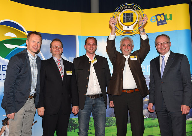 Gruppenfoto: Raasdorf ist Bezirkssieger: Anton Pfeffer, Martin Aichinger (Ertex Solar GmbH), Karl Reiter (Erzeugerorganisation Marchfeld), Bürgermeister Walter Krutis und Energie-Landesrat Stephan Pernkopf