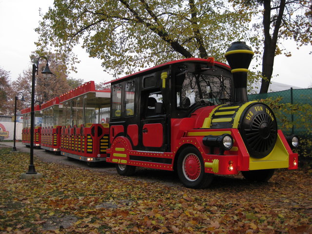 Stilecht mit dem Bummelzug geht es über die Baustelle. | Foto: Foto: Liliputbahn