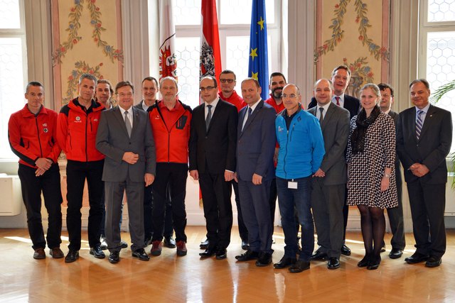 (v.li.) LH Günther Platter, Hermann Spiegl (Landesleiter Tiroler Bergrettung), Botschafter Jan Sechter, LHStv Josef Geisler mit VertreterInnen des Honorarkonsulates, des Landes Tirol sowie Mitgliedern der Bergrettung Tux/Lanersbach, Wattens, Mayrhofen und