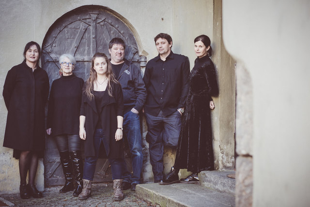 Ensemble "Frau Suitner" v.li.: Künstlerin Heidi Holleis (Bühnenbild) Gertraud Lener (Theaterhaufen Hall)Regisseur Elmar Drexel, Ronja Forcher (spielt die Tochter des Bergdoktors in der gleichnamigen TV-Serie)
Klaus Windisch, Brigitte Jaufenthaler (bekannt