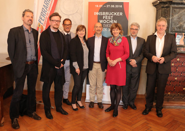 Dirigent Howard Arman, Opern-Produktionsleiter Dieter Senft, Bürgermeisterin Christine Oppitz-Plörer, Intendant Alessandro De Marchi, Landesrätin Beate Palfrader, Ferrarischule-Direktor Manfred Jordan, Bariton Georg Nigl, Kontrabassist Walter Rumer (v.r.) | Foto: Maulaert
