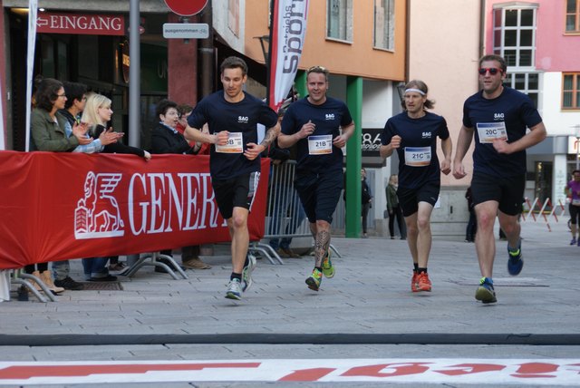 Unter dem Applaus der Zuschauer liefen die Teilnehmer ins Start-/Zielgelände am Oberen Marktplatz ein.