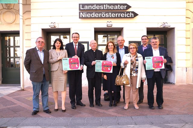 Vor der Premiere lud das Landestheater Sponsoren und Unterstützer zum Fototermin. Mit dabei waren u.a. Bischof Klaus Küng, Bürgermeister Matthias Stadler und Sparkasse Niederösterreich Direktionsrat Peter Lafite.