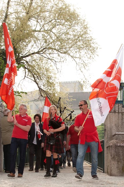 Sozialdemokratische Gruppierungen ziehen mit Fahnen auf dem Kundgebungsgelände ein. | Foto: P. Hamm