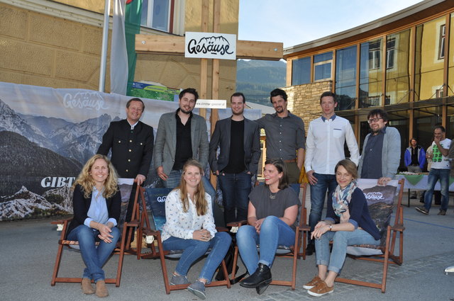 Das Team rund um Geschäftsführer David Osebik mit Steiermark-Tourismus-Chef Erich Neuhold (hinten li.).