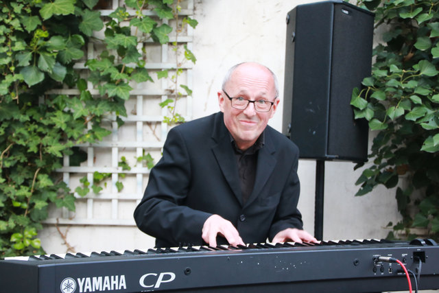 Wolfgang Almstädter spielt auf.