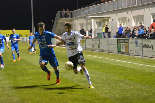 Im Südderby war Pinkafelds Rok Smid (li., gegen Bernd Stocker) am Ende der Glücklichere.