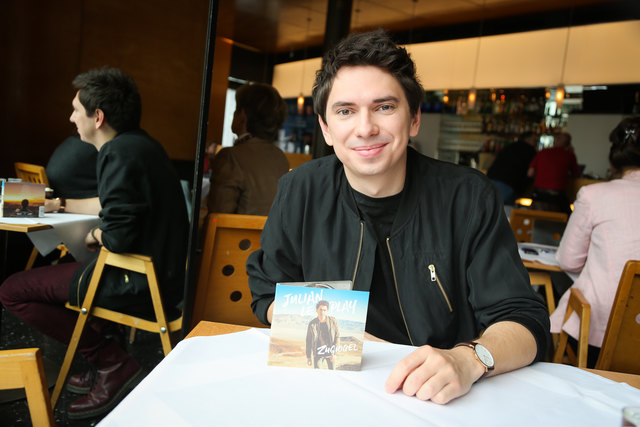 Beim bz-Interview im Café Blaustern: der Wiener Sänger Julian le Play. | Foto: Moni Fellner