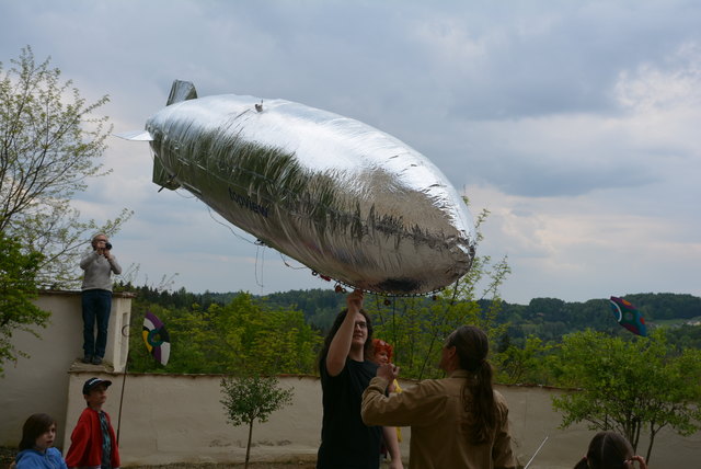 Es wurde ein Luftschiff in die Lüfte gelassen das mit Fernbedienung funktionierte.