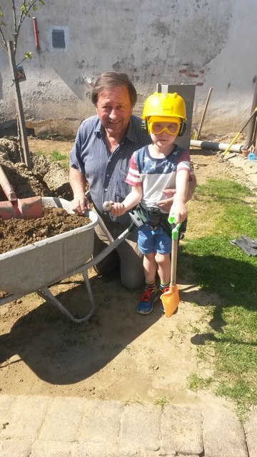 Opa Erich Werderits mit Enkel Jonas aus Hannersdorf waren beim Sanieren der Rasenfläche des Vorgartens sehr fleißig. | Foto: privat
