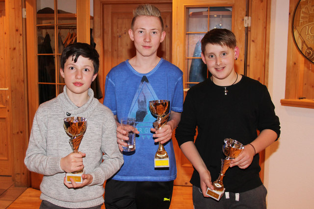 Gute Schussleistung lohnt sich: Wurde beim Pokalschießen und beim Tiefschuss erster: Lukas Parth (m.). Ludwig Grillhösl wurde 2. und Kaspar Fischer 3.