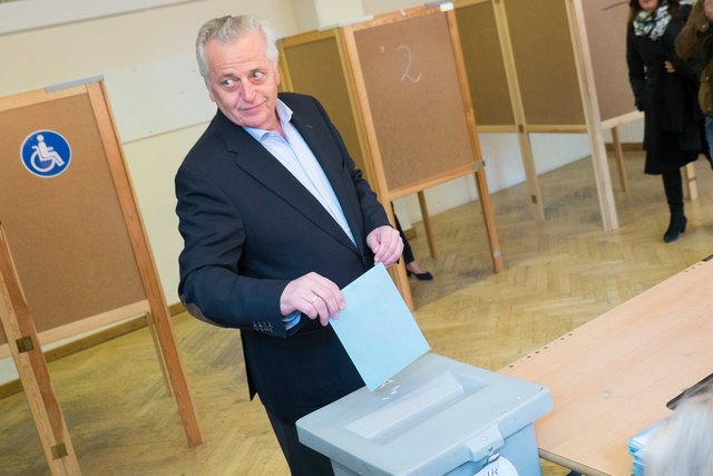 Rudolf Hundstorfer wirft seine Stimme in die Wahl-Urne.