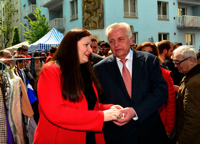 Präsidentschaftskandidat Rudolf Hundstorfer begrüßt die Döblinger.