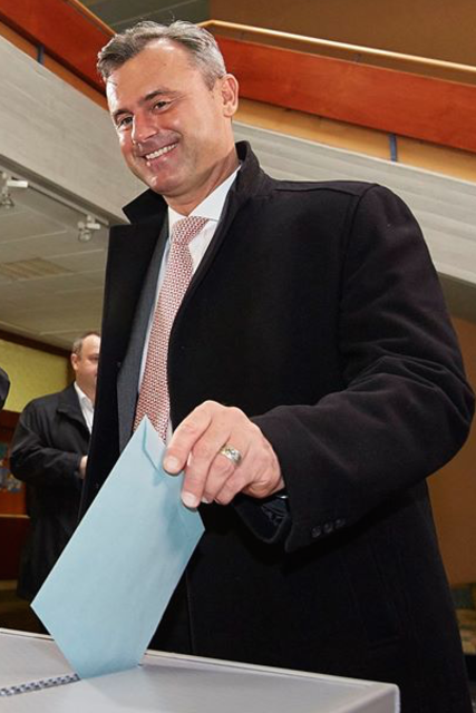 Norbert Hofer um 8.30 Uhr bei der Stimmabgabe in seiner Heimatgemeinde Pinkafeld