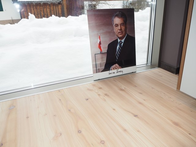 Mancherorts wurde das Bild von Heinz Fischer schon frühzeitig abgenommen. Wessen Bild künftig an der Wand hängen wird? Wer weiß.