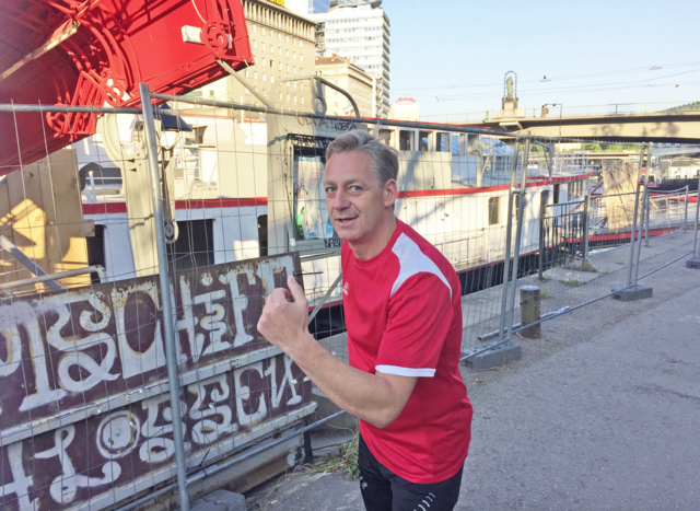 Kein schöner Anblick für Jogger Thomas: das verbarrikadierte "Partyschiff" am Donaukanal. | Foto: Bajer