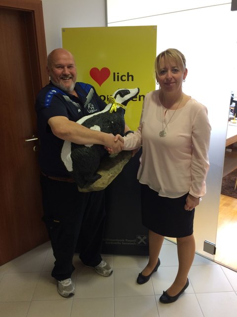 Der Obmann des Bogensportclubs Semriach, Herr Wolfgang Wieland bedankt sich bei Bankstellenleiterin Gertraud Posch für die Spende.