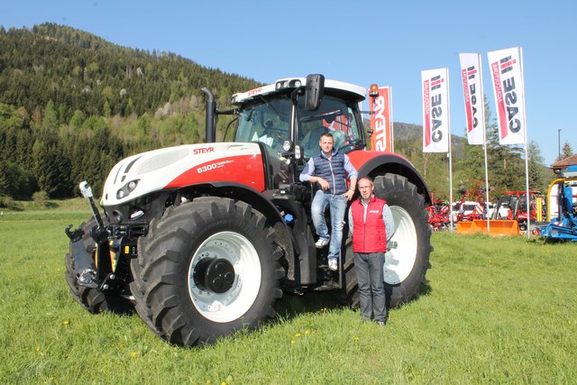 Der erste Styer dieser Art in Kärnten: Rene Kampl und Winfried Eder zeigen, wie groß der 300 PS-starke Traktor ist
