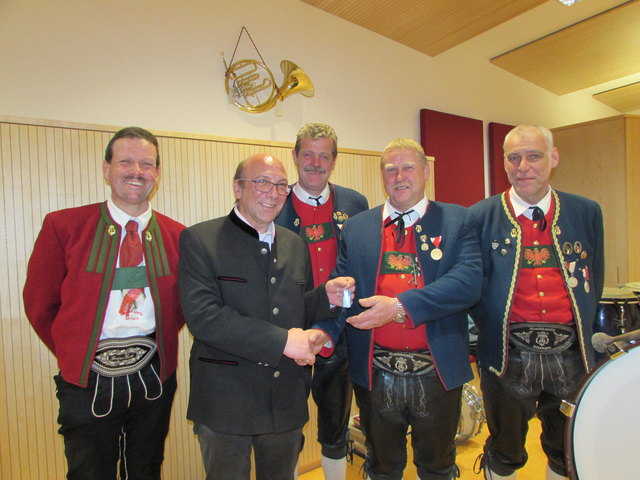 BO-Stv. Ulrich Thurnes, Bgm. Harald Siess, BH Dr. Markus Maaß, Obmann Hanspeter Zangerl und Kapellmeister Josef Schwenninger bei der symbolischen Schlüsselübergabe für das neue Probelokal.
