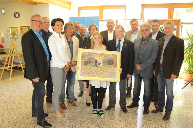 Der Lions Club Veste Riegersburg gratuliert Anna Christöfl zu ihrem Siegerbild.