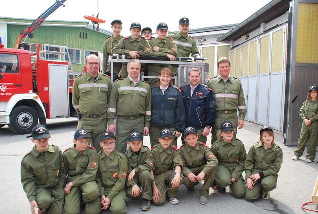 Stolz auf die Kids sind der Spittaler Kommandant Johannes Trojer, Bezirksfeuerwehrkommandant Kurt Schober, Landesjugendbeauftragte Claudia Sticker, Bezirksjugendbeauftragter Martin Schmalzer und sein Stellvertreter Thomas Heregger